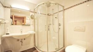 富尔普梅斯Hotel Königsblick by keyone的带淋浴、盥洗盆和卫生间的浴室