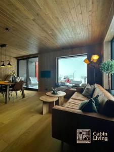 奥耶Brand new Chalet-apart slope Hafjell Mosetertoppen的客厅配有沙发和桌子