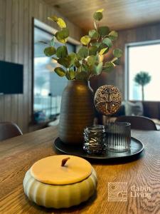 奥耶Brand new Chalet-apart slope Hafjell Mosetertoppen的一张带蜡烛和花瓶的木桌