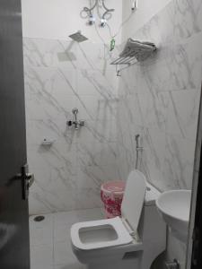 阿格拉hotel khubsaras palace by chhabra's的白色的浴室设有卫生间和水槽。