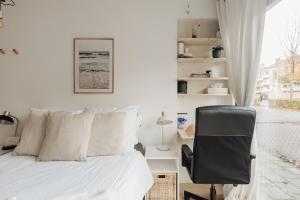 阿姆斯特丹Luxurious Private Studio Amsterdam Zuid的一间卧室配有一张床、一张桌子和一把椅子