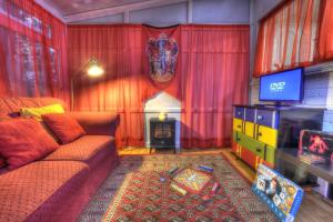 沃特福德Harry's House (Muggles welcome too!)的带沙发和电视的客厅