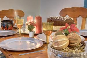 沃特福德Harry's House (Muggles welcome too!)的一张桌子,上面放有盘子和酒杯,还有蛋糕