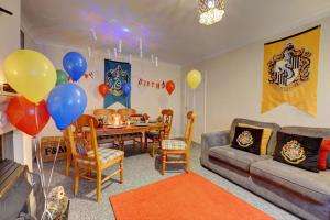 沃特福德Harry's House (Muggles welcome too!)的客厅配有沙发和带气球的桌子