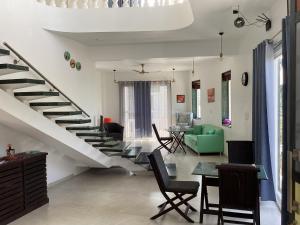 曼德姆Coastal Soul的客厅设有楼梯和桌椅