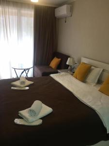 博尔若米Jorjadze street 23的酒店客房带一张大床,带毛巾