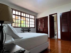 亚美尼亚Hotel Chalet El Castillo by Majuva的一间卧室配有一张床和一张带台灯的书桌