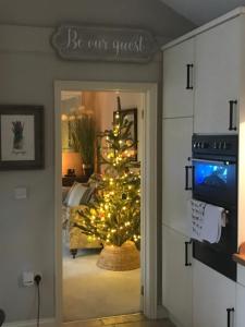 斯托桥The Lodge at The Cedars的圣诞树在一扇门的房间