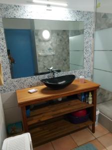 圣安娜Appartements Residence Mahoghany的一间带水槽和镜子的浴室
