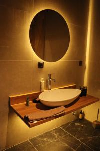 凯麦尔Metavilla的浴室设有水槽和墙上的镜子
