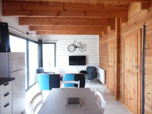 杜埃拉丰坦Chalet cosy climatisé avec parking et Internet的一间带桌椅和电视的用餐室