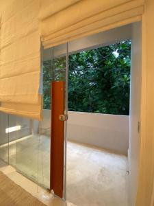 希克杜沃Saffron Robes Living的一间设有玻璃门和窗户的房间