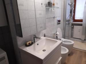 巴多尼奇亚Einaudi 9的白色的浴室设有水槽和卫生间。