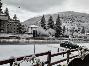 巴多尼奇亚Einaudi 9的停在雪地覆盖的停车场的汽车