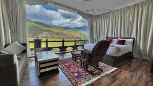 帕罗Zhideychen Resort的一间卧室配有一张床,另一间享有美景。