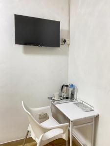 帕拉佩Ranzi Court的客房内的白色桌子和白色椅子