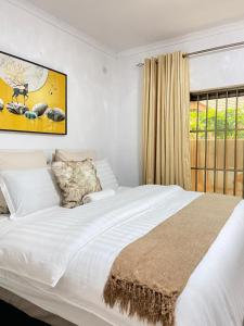 帕拉佩Ranzi Court的卧室配有一张大白色床和窗户