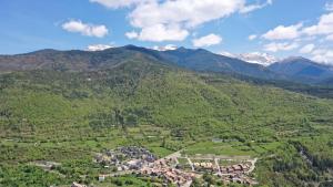 加文Casa Rural Uría - Ubicación perfecta, rodeado de naturaleza, vistas espectaculares的享有山脉村庄的空中景致