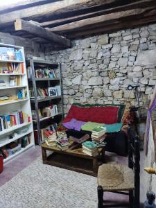 Villalba dels ArcsSidharta Room的一间配有沙发和桌子上书籍的房间
