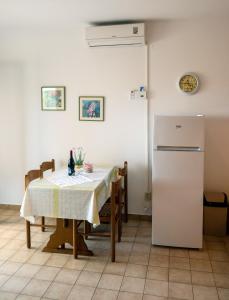 拉布德约科维奇公寓的厨房配有桌子和冰箱