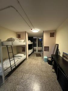 伯利恒Bethlehem City Hostel的客房设有两张双层床和一张书桌。