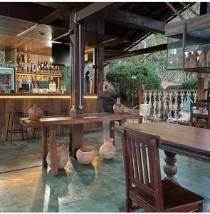新利马Pousada Canto da Lua的酒吧设有一张大木桌和椅子