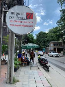 曼谷八月度假酒店的城市街道上的推论餐厅标志