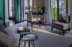 宾茨A-ROSA Collection Hotel Ceres am Meer的客厅配有桌椅和书桌。