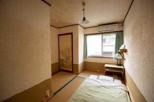 京都宝恩旅馆的小房间设有床和窗户
