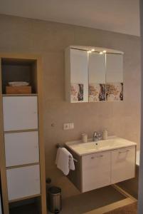 格门德蒂格斯Wohnung direkt am Tegernsee mit XL-Terrasse的一间带水槽和毛巾架的浴室