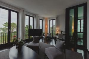 宾茨A-ROSA Collection Hotel Ceres am Meer的带沙发、椅子和窗户的客厅