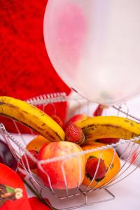 哈拉雷WhiteHouse Lodge的果盘,果盘,香蕉苹果和草莓