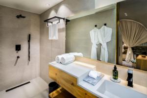迪拜Terra Solis Dubai的一间带水槽和镜子的浴室