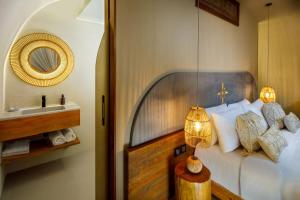 迪拜Terra Solis Dubai的一间卧室配有一张带水槽和镜子的床