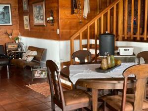 JuayúaPROVENZA en Los Naranjos的一间带桌子和炉灶的用餐室
