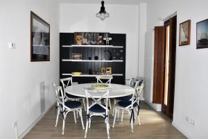 拉奎拉Le Radici Home的一间配备有白色桌椅的用餐室