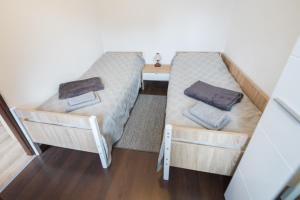 代尔尼采Apartman Mihelčić的小型客房配有2张床和书桌。