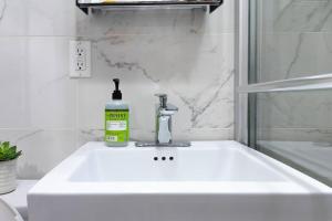 纽约69-2D Stylish Lower East Side 1BR Apt BRAND NEW的白色浴室水槽和肥皂瓶