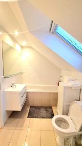 PrievozModern & cozy house with 3 bed rooms and garden的浴室配有白色卫生间和盥洗盆。