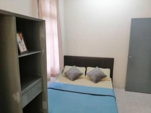 Cozy house with free wifi and parking near Utm, Legoland客房内的一张或多张床位