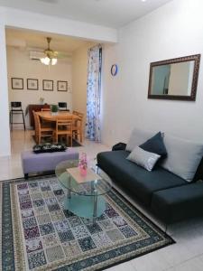 士姑来Cozy house with free parking near Utm, Legoland的客厅配有沙发和桌子