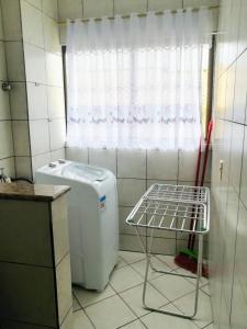 邦比尼亚斯Hermoso departamento en Bombas con vista al mar的厨房配有洗衣机和窗户。