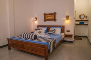 埃拉Eagle View villa的一间卧室配有带条纹床单和枕头的床