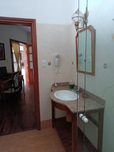 萨尔塔La Cara Oculta de Salta, bed and breakfast的一间带水槽和镜子的浴室