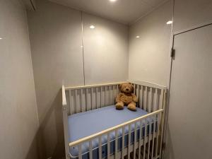 横滨雷屋旅馆的一只泰迪熊坐在婴儿床上