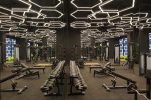 凯麦尔凯梅尔马克西皇家度假酒店的健身房设有一系列健身器材和灯光
