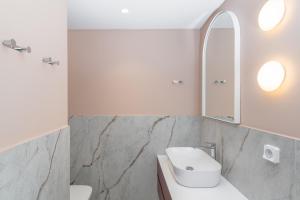 海若克利欧Evans Luxurious Apartment 2的浴室设有白色的卫生间和镜子