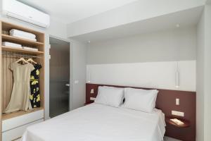 海若克利欧Evans Luxurious Apartment 2的卧室配有白色的床和衣柜。