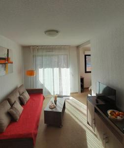 瓦尔堡Val d'Azur Plein sud Face aux Pistes的客厅配有红色沙发和电视