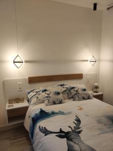 塞拉内华达Apartamento Vista Nevada的一间卧室,配有一张带鹿画的床